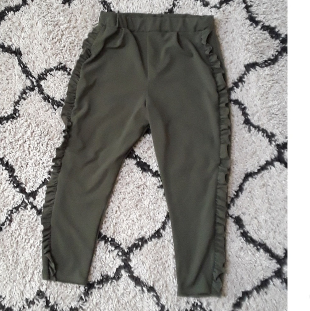 Boohoo ruffled trousers
